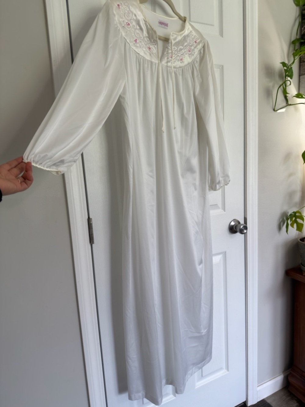 Vintage Heiress Ivory Embroidered Floral Nightgown Long Sleeve Medium